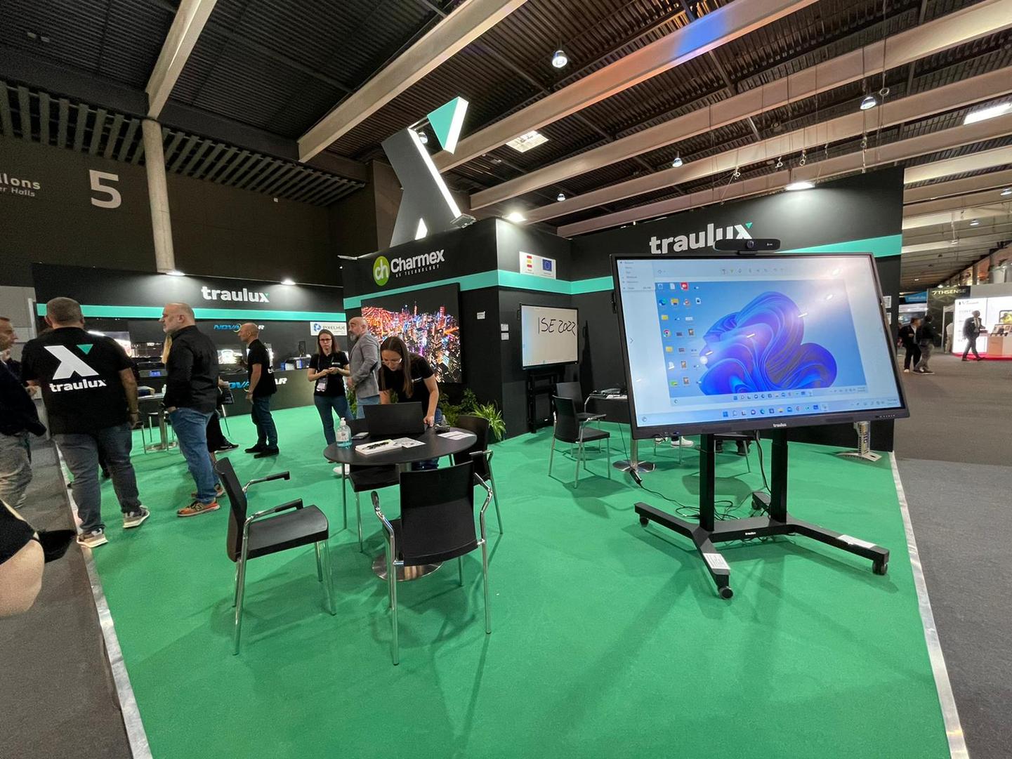 Charmex desembarca en ISE 2022 con toda su gama de pantallas Led y monitores interactivos Traulux
